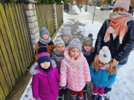 Wieszamy smakołyki dla ptaszków.  Gr.Wiewiórki 