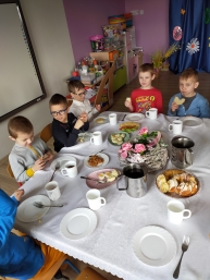 Wielkanocne śniadanie Pszczółek