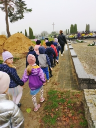 Zajączki na cmentarzu w Siedlcach 